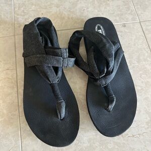 Newcomer dark gray ladies sandals